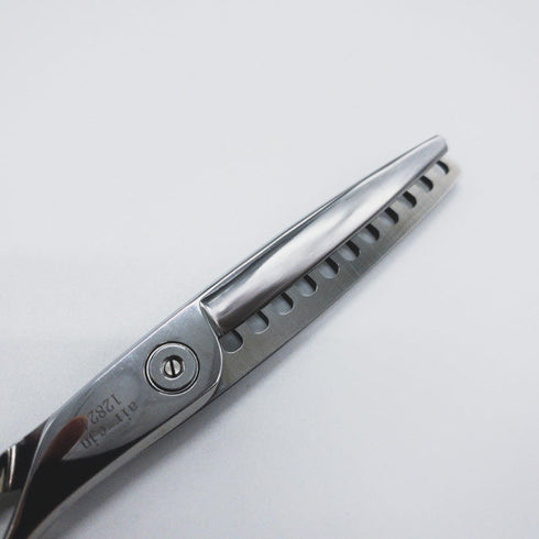 美品【MERITメリット山神剣】air cjn オフセット シザー セニング 美容ハサミ すきばさみ 美容師 理容師 約20% 右利き 6インチ 中古 sc1086