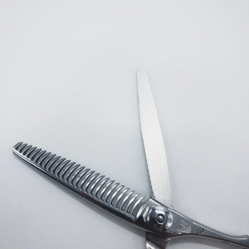 【ナルトシザーズ ナルトシザーNARUTO SCISSORS】三梳きトラントS26 メガネ シザー セニング 美容ハサミ すきばさみ 美容師 理容師 約25~30% 右利き 6インチ 中古 sc1378