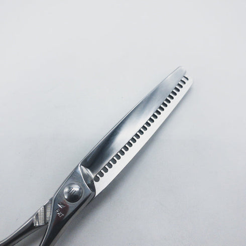【ナルトシザーズ ナルトシザーNARUTO SCISSORS】三梳きトラントS26 メガネ シザー セニング 美容ハサミ すきばさみ 美容師 理容師 約25~30% 右利き 6インチ 中古 sc1378