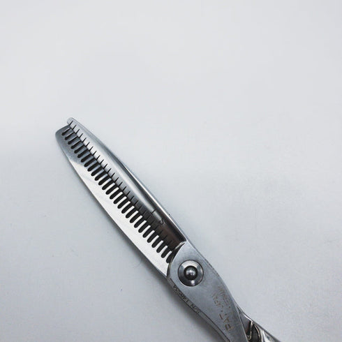 【トギノンTOGINON】0210 エクセレントクイーンスター5.8 メガネ シザー セニング 美容ハサミ すきばさみ 美容師 理容師 約20% 左利き 5.8インチ 中古 sc1437