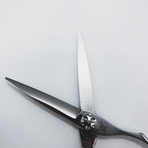 美品【山神剣 YAMAGAMI TSURUGI】AQUA+ N-CJN575 シザー オフセット 理容 美容ハサミ 美容師 理容師 右利き 5.8インチ 中古 sc1513