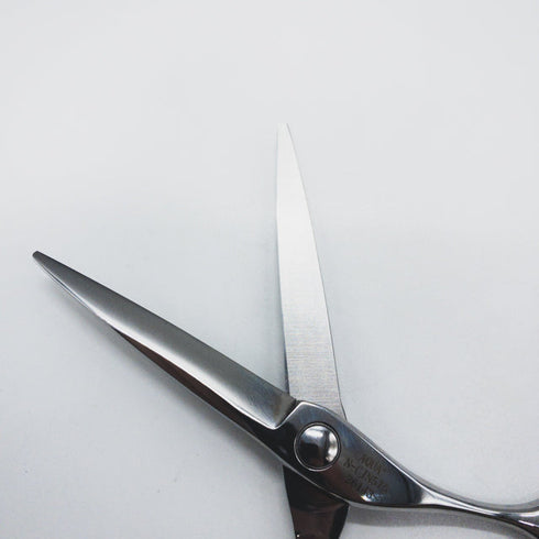 美品【山神剣 YAMAGAMI TSURUGI】AQUA+ N-CJN575 シザー オフセット 理容 美容ハサミ 美容師 理容師 右利き 5.8インチ 中古 sc1513