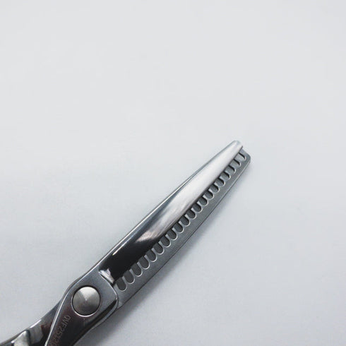 美品【シザーズジャパンSCISSORS JAPAN】QVF25%20i18Y FLOR LSBS加工 メガネ シザー セニング 美容ハサミ すきばさみ 美容師 理容師 約25% 右利き 6インチ 中古 sc1526