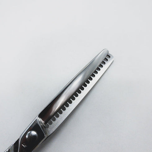 【ナルトシザーズ ナルトシザーNARUTO SCISSORS】四梳きシェアライン メガネ シザー セニング 美容ハサミ すきばさみ 美容師 理容師 約45% 右利き 6インチ 中古 sc1552