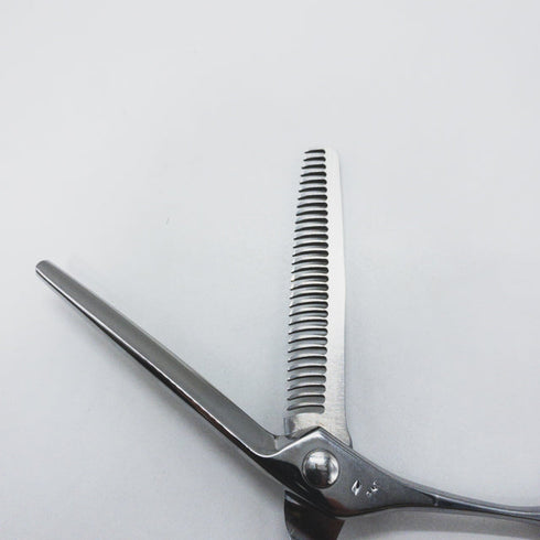 【ナルトシザーズ ナルトシザーNARUTO SCISSORS】二梳きヘネシーラムールS31 オフセット シザー セニング 美容ハサミ すきばさみ 美容師 理容師 約20~25% 右利き 5.8インチ 中古 sc1570