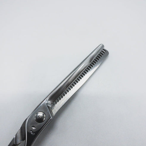 【ナルトシザーズ ナルトシザーNARUTO SCISSORS】二梳きヘネシーラムールS31 オフセット シザー セニング 美容ハサミ すきばさみ 美容師 理容師 約20~25% 右利き 5.8インチ 中古 sc1570