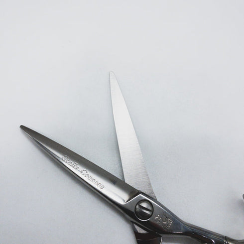 新品同様【ヒカリシザーズHIKARI光シザーHIKARI SCISSORS】STELLA COSMOS802 ステラコスモス シザー オフセット 理容 美容ハサミ 美容師 理容師 右利き 6インチ 中古 sc1601