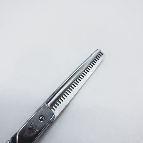 【ヒカリシザーズHIKARI光シザーHIKARI SCISSORS】6032 オフセット シザー セニング 美容ハサミ すきばさみ 美容師 理容師 約40% 右利き 6インチ 中古 sc1657