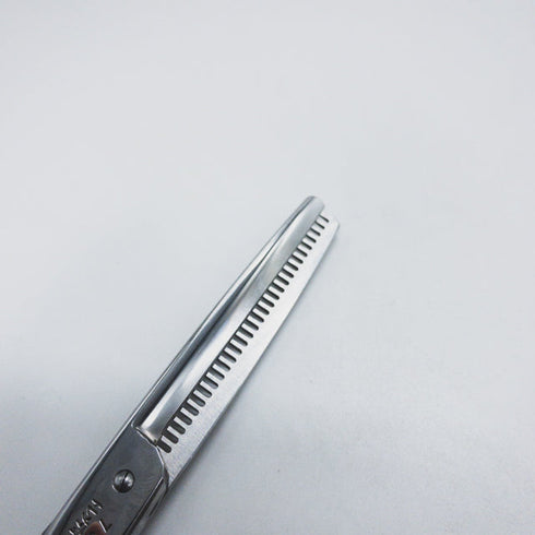 【ヒカリシザーズHIKARI光シザーHIKARI SCISSORS】トレンディー3 731 オフセット シザー セニング 美容ハサミ すきばさみ 美容師 理容師 約8% 右利き 6インチ 中古 sc1687
