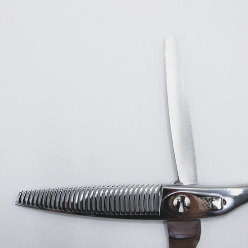 【内海ウツミUTSUMI】AT20 メガネ シザー セニング 美容ハサミ すきばさみ 美容師 理容師 約20% 右利き 6インチ 中古 sc2359