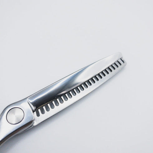 新品同様【シザーズジャパンSCISSORS JAPAN】Qv FLOR23% LSBS加工 オフセット シザー セニング 美容ハサミ すきばさみ 美容師 理容師 約23% 右利き 5.8インチ 中古 sc183