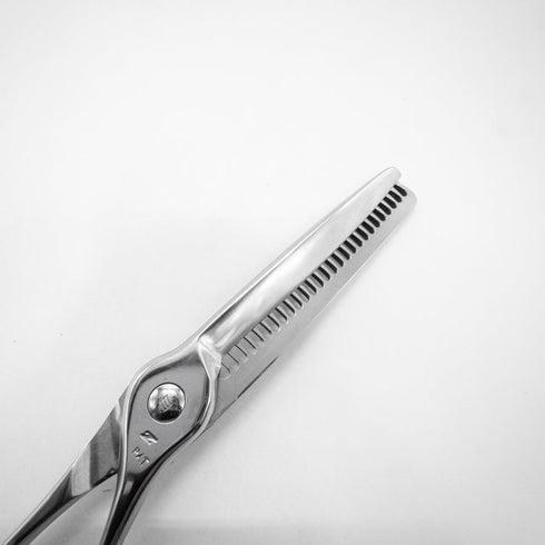 【ナルトシザーズ ナルトシザーNARUTO SCISSORS】三梳きヘネシーローリングS27 オフセット シザー セニング 美容ハサミ すきばさみ 美容師 理容師 約25~30% 右利き 6インチ 中古 sc2646