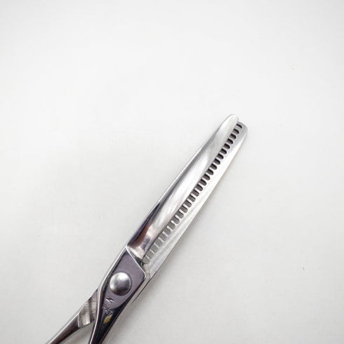 【ナルトシザーズ ナルトシザーNARUTO SCISSORS】三梳きトラントS26 メガネ シザー セニング 美容ハサミ すきばさみ 美容師 理容師 約25~30% 右利き 6インチ 中古 sc2655