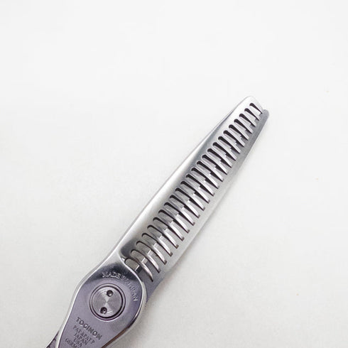 【トギノンTOGINON】プレミアムクイーンスター5.8 メガネ シザー セニング 美容ハサミ すきばさみ 美容師 理容師 約17% 右利き 5.8インチ 中古 sc2727