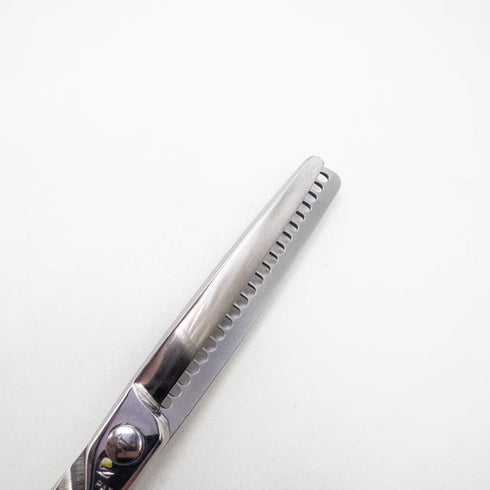 【ナルトシザーズ ナルトシザーNARUTO SCISSORS】四梳きシェアライン メガネ シザー セニング 美容ハサミ すきばさみ 美容師 理容師 約45% 右利き 6インチ 中古 sc2728