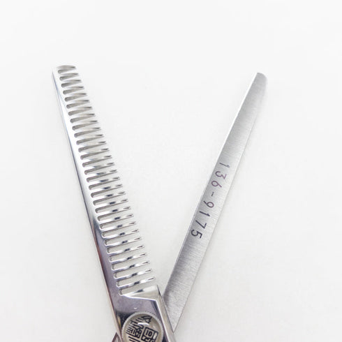 【ヒカリシザーズHIKARI光シザーHIKARI SCISSORS】T-30 メガネ シザー セニング 美容ハサミ すきばさみ 美容師 理容師 約30~35% 右利き 5.7インチ 中古 sc2878