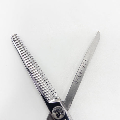 【ヒカリシザーズHIKARI光シザーHIKARI SCISSORS】T-30 メガネ シザー セニング 美容ハサミ すきばさみ 美容師 理容師 約30~35% 右利き 5.7インチ 中古 sc3265