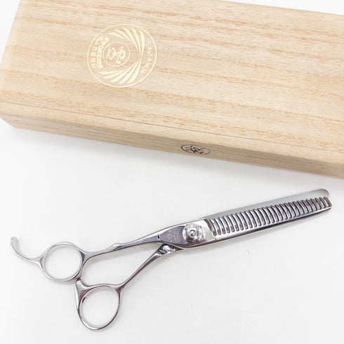 【ナルトシザーズ ナルトシザーNARUTO SCISSORS】三梳きヘネシーレフティS27 オフセット シザー セニング 美容ハサミ すきばさみ 美容師 理容師 約25~30% 左利き 5.8インチ 中古 sc3376