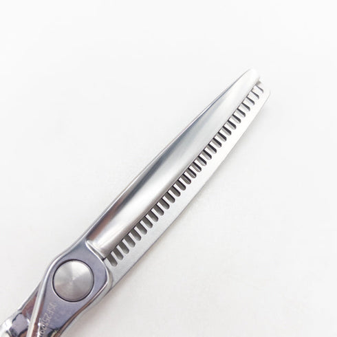【シザーズジャパンSCISSORS JAPAN】Qs FLOR LSBS加工 QSF25%29i17N6N オフセット シザー セニング 美容ハサミ すきばさみ 美容師 理容師 約20~30% 右利き 6インチ 中古 sc3425