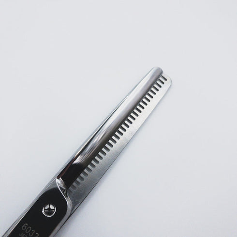 【ヒカリシザーズHIKARI光シザーHIKARI SCISSORS】6032 オフセット シザー セニング 美容ハサミ すきばさみ 美容師 理容師 約40% 右利き 6インチ 中古 sc345