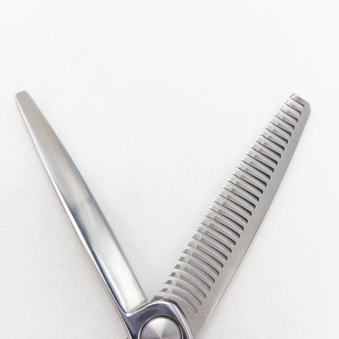 【シザーズジャパンSCISSORS JAPAN】QV FLOR QVF25%29i18Y メガネ シザー セニング 美容ハサミ すきばさみ 美容師 理容師 約20~30% 右利き 6インチ 中古 sc3453