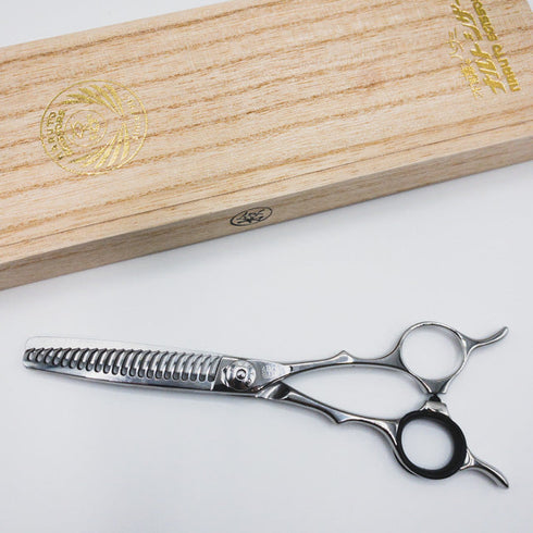 美品【ナルトシザーズ ナルトシザーNARUTO SCISSORS】四梳きシェアライン メガネ シザー セニング 美容ハサミ すきばさみ 美容師 理容師 約45% 右利き 6インチ 中古 sc351