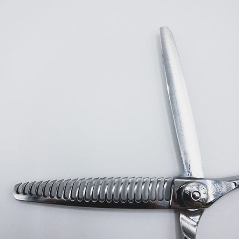 美品【ナルトシザーズ ナルトシザーNARUTO SCISSORS】四梳きシェアライン メガネ シザー セニング 美容ハサミ すきばさみ 美容師 理容師 約45% 右利き 6インチ 中古 sc351