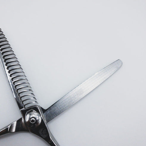 美品【ナルトシザーズ ナルトシザーNARUTO SCISSORS】四梳きシェアライン メガネ シザー セニング 美容ハサミ すきばさみ 美容師 理容師 約45% 右利き 6インチ 中古 sc351