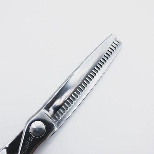 【シザーズジャパンSCISSORS JAPAN】QF25%29i18 Y LSBS加工 メガネ シザー セニング 美容ハサミ すきばさみ 美容師 理容師 約25% 右利き 6インチ 中古 sc354