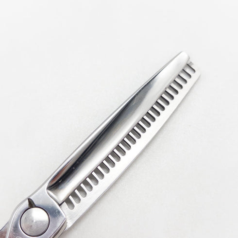 【シザーズジャパンSCISSORS JAPAN】Qs FLOR QSF20%25i02Y メガネ シザー セニング 美容ハサミ すきばさみ 美容師 理容師 約20% 右利き 5.5インチ 中古 sc3633