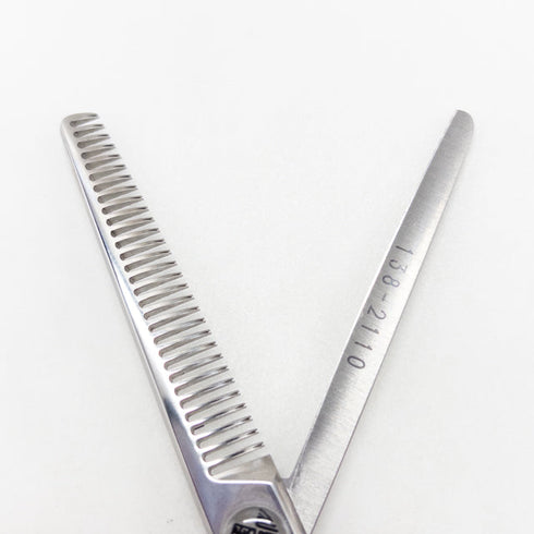 【ヒカリシザーズHIKARI光シザーHIKARI SCISSORS】T-30 メガネ シザー セニング 美容ハサミ すきばさみ 美容師 理容師 約30~35% 右利き 5.7インチ 中古 sc3636