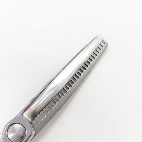 【シザーズジャパンSCISSORS JAPAN】Qs FLOR LSBS加工 QSF25%29i17N6N オフセット シザー セニング 美容ハサミ すきばさみ 美容師 理容師 約20~30% 右利き 6インチ 中古 sc3640