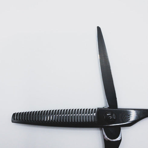 美品【マユミシザーMAYUMI】NOH-30Fブラックコーティング オフセット シザー セニング 美容ハサミ すきばさみ 美容師 理容師 約10~20% 右利き 6インチ 中古 sc76