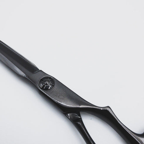 美品【マユミシザーMAYUMI】VM-65ブラックコーティング シザー オフセット理容 美容ハサミ 美容師 理容師 右利き 6.5インチ 中古 sc83