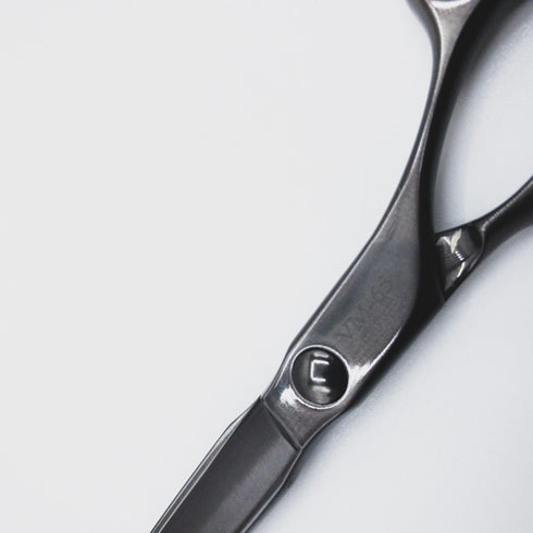 美品【マユミシザーMAYUMI】VM-65ブラックコーティング シザー オフセット理容 美容ハサミ 美容師 理容師 右利き 6.5インチ 中古 sc83