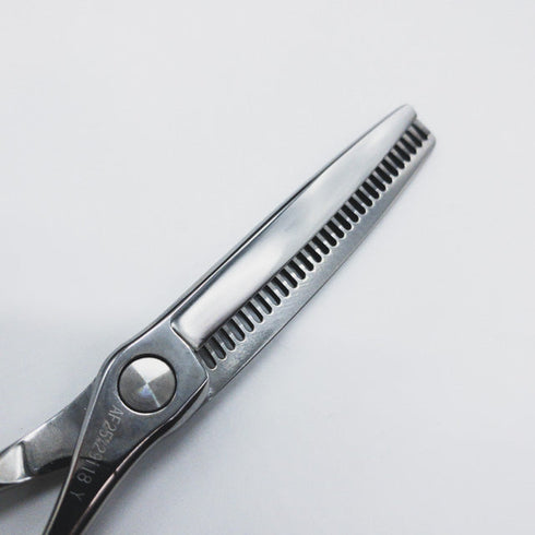 【シザーズジャパンSCISSORS JAPAN】AF25%29i18 LSBS加工 メガネ シザー セニング 美容ハサミ すきばさみ 美容師 理容師 約25% 右利き 6インチ 中古 sc850