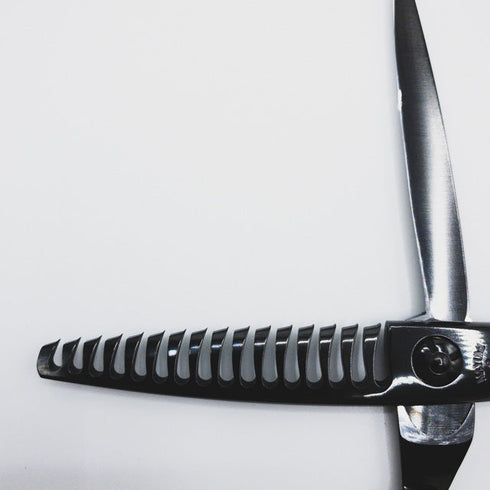 美品【マユミシザーMAYUMI】NOT-16G ブラックコーティング オフセット シザー セニング 美容ハサミ すきばさみ 美容師 理容師 約15~20%% 右利き 6インチ 中古 sc90