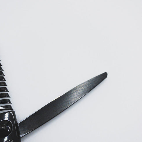 美品【マユミシザーMAYUMI】NOT-16G ブラックコーティング オフセット シザー セニング 美容ハサミ すきばさみ 美容師 理容師 約15~20%% 右利き 6インチ 中古 sc90