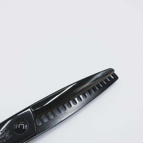 美品【マユミシザーMAYUMI】NOT-16G ブラックコーティング オフセット シザー セニング 美容ハサミ すきばさみ 美容師 理容師 約15~20%% 右利き 6インチ 中古 sc90