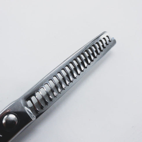 【ナルトシザーズ ナルトシザーNARUTO SCISSORS】始皇帝 二梳きヘネシーアンダーソンB21 オフセット シザー セニング 美容ハサミ すきばさみ 美容師 理容師 約35~50% 右利き 6インチ 中古 sc943