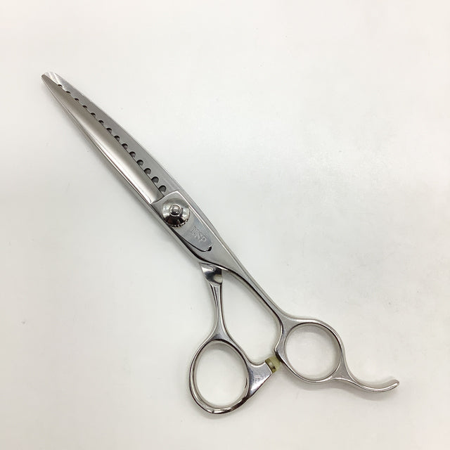 セニングシザー 逆刃タイプ
マット加工
鋼材：コバルトV金10号
。 逆刃 カーブブレンディングシザー【6.5インチ】T2 | Svans